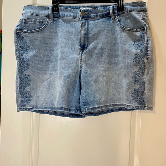 Lane Bryant Embroidered Mid Rise Jean Shorts w/Flex Magic Waistband Size 18 - Picture 1 of 8